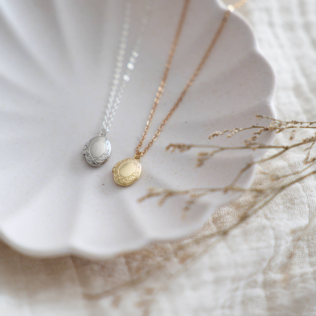 OVAL LOCKET NECKLACE