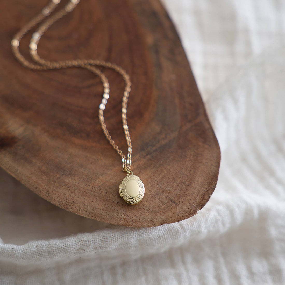 OVAL LOCKET NECKLACE